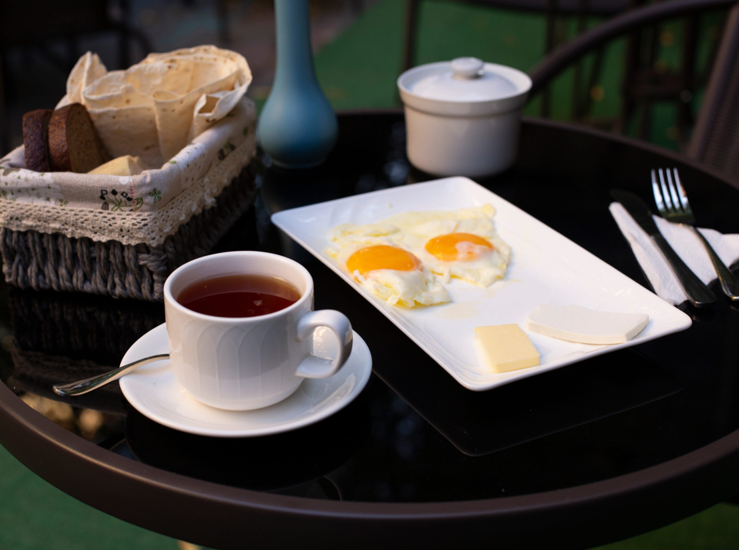Cup-tea-fried-eggs-black-table